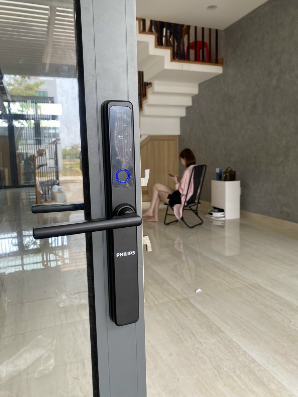 Philips DDL608-5HWS màu đen lắp trên cửa nhôm kính